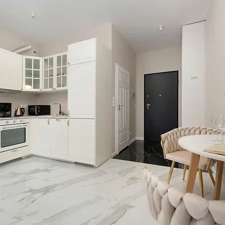 Czysta Elegant For 2 With Garden Centre By Renters Appartamento