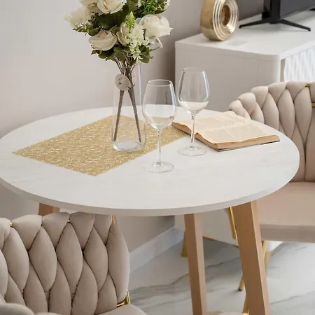 Czysta Elegant For 2 With Garden Centre By Renters アパート ヴロツワフ
